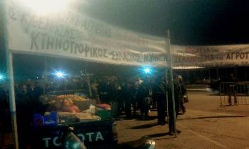 Οι αγρότες από τα Χανιά επιβιβάζονται στο πλοίο για την Αθήνα, χτες το βράδυ