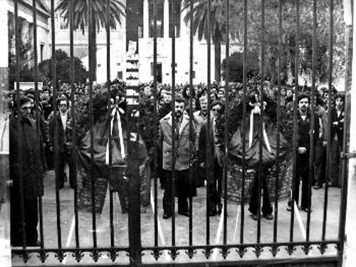 Οι ξένες αντιπροσωπείες και οι αντιπρόσωποι του Α' Συνεδρίου της ΚΝΕ καταθέτουν στεφάνι για τους ηρωικούς νεκρούς του Πολυτεχνείου. Στεφάνια κατατέθηκαν και στο Σκοπευτήριο της Καισαριανής