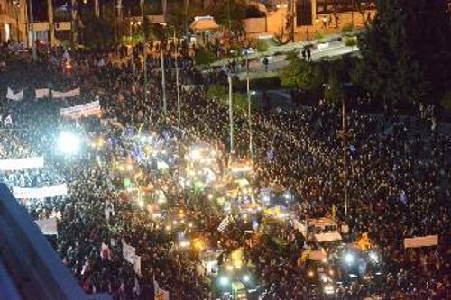Από το παναγροτικό συλλαλητήριο το βράδυ της Παρασκευής