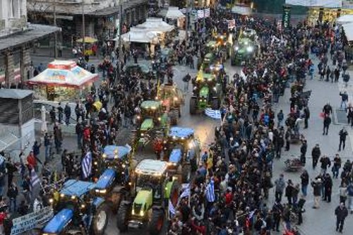 Φτάνοντας το απόγευμα της Παρασκευής στην Ομόνοια, ο κόσμος υποδέχτηκε με ενθουσιασμό τα τρακτέρ από τη Νίκαια