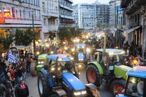 Διαδηλωτές και τρακτέρ γίνονται ένα, καθώς η πορεία ξεκινάει από την Ομόνοια προς το Σύνταγμα