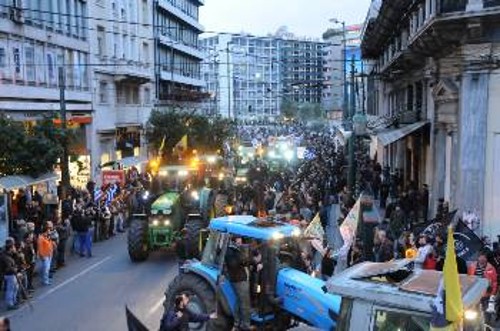Απ' όπου περνούσαν τα τρακτέρ, προκαλούν τον ενθουσιασμό του κόσμου
