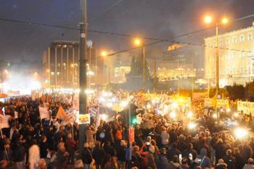 Τα φώτα των τρακτέρ ξεχωρίζουν ανάμεσα στον κόσμο