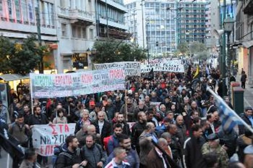 Η μαζική πορεία κατευθύνεται στο Σύνταγμα