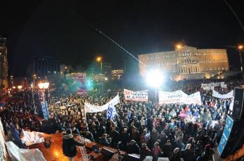 Η μαζική διαδήλωση, την ώρα που στο βήμα βρίσκεται ο Ρίζος Μαρούδας