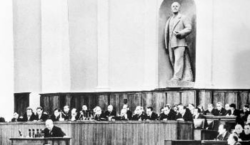 Από τις εργασίες του 20ού Συνεδρίου του ΚΚΣΕ. Στο βήμα ο Ν. Χρουστσόφ