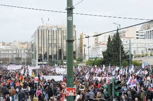Από το μεγαλειώδες συλλαλητήριο των μικρομεσαίων αγροτών και των συνδικάτων στο Σύνταγμα, στις 13/2