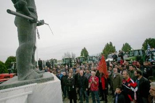 Από τη λιτή εκδήλωση στο Μνημείο του Αγρότη