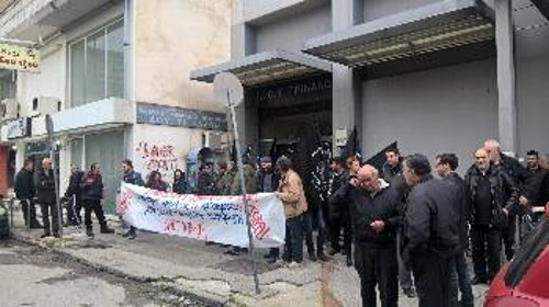 Από το συμβολικό αποκλεισμό της Εφορίας στα Τρίκαλα