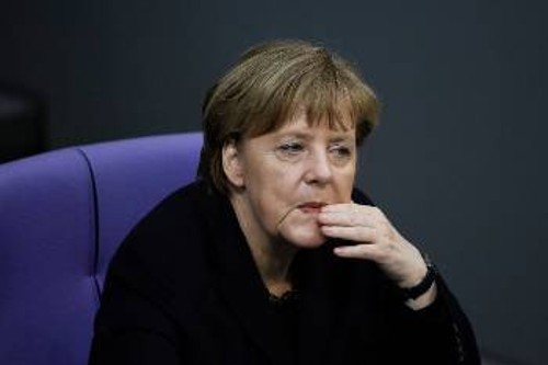 Σκεφτική η Α. Μέρκελ, σημάδι των δυσκολιών της γερμανικής οικονομίας