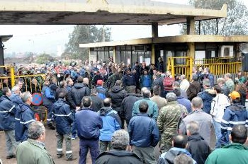 Ο Δ. Κουτσούμπας μιλάει στους εργαζόμενους, στην αλλαγή της βάρδιας