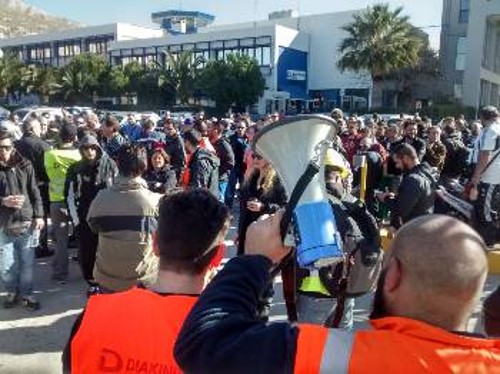 Οι εργαζόμενοι ενημερώνονται από το σωματείο τους, στη διάρκεια της στάσης εργασίας