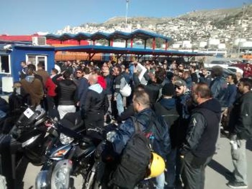 Από τη χτεσινή συγκέντρωση στην πύλη του ΣΕΠ