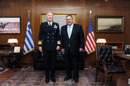 Με... το καμάρι του «καλού μαθητή», ο υπουργός Αμυνας στη χτεσινή συνάντηση με τον διοικητή του 6ου Στόλου των ΗΠΑ