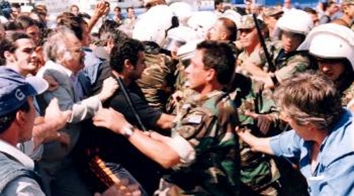 Μάης του 2002. Στη πρώτη γραμμή με τους ναυτεργάτες για την περιφρούρηση της απεργίας τους