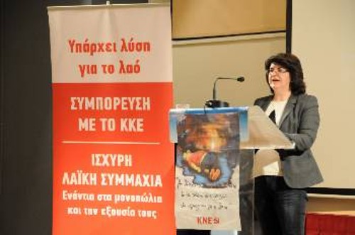 Η Λουίζα Ράζου στο βήμα της εκδήλωσης