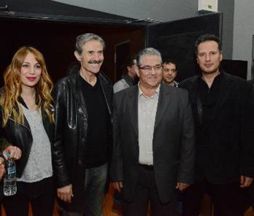 Ο Δ. Κουτσούμπας με τους συντελεστές της παράστασης, (από αριστερά) Γ. Νταγάκη, Τ. Χρυσικάκο, Μ. Ανδρουλιδάκη