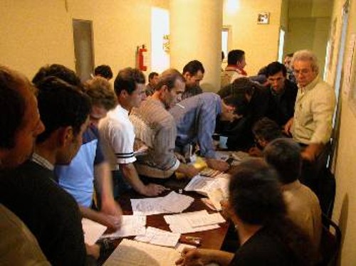 Η μαζική προσέλευση των οικοδόμων στις αρχαιρεσίες ενοχλεί τον κυβερνητικό και εργοδοτικό συνδικαλισμό