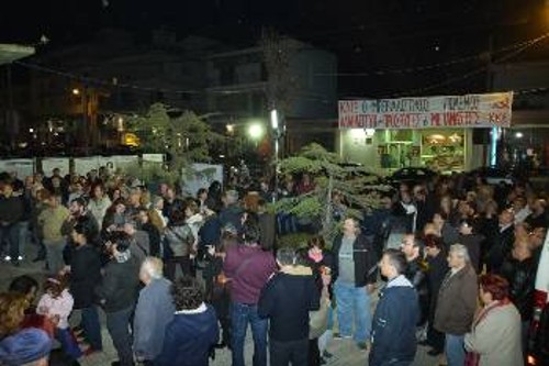 Ο κόσμος στην εκδήλωση έφτανε μέχρι την οδό Φυλής