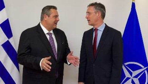 Ο υπουργός Αμυνας, Π. Καμμένος, μες στην καλή χαρά με τον γγ του ΝΑΤΟ, Γ. Στόλτενμπεργκ