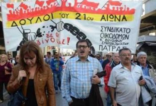 Στο κέντρο ο δήμαρχος της Πάτρας Κώστας Πελετίδης