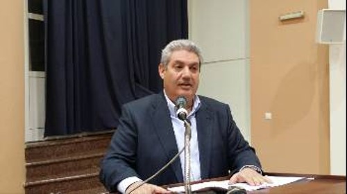 Στο βήμα ο Μ. Παπαδόπουλος
