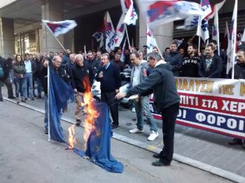 Η σημαία της ΕΕ παραδίνεται στις φλόγες