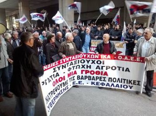 Οι συνταξιούχοι φτάνουν στο χώρο της συμβολικής κατάληψης