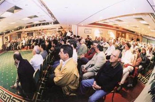 Κατάμεστη η μεγάλη αίθουσα του «ΠΑΡΚ». Ανάμεσα στους συμμετέχοντες ήταν και ο Επίτιμος Πρόεδρος του ΚΚΕ, Χαρίλαος Φλωράκης, πολυμελείς αντιπροσωπείες του ΔΗΚΚΙ, της «Κομμουνιστικής Ανανέωσης», των Οικολόγων Εναλλακτικών, ο Κ. Διάκος από την «Πράσινη Πολιτική». Οπως και δεκάδες δημοτικοί και νομαρχιακοί σύμβουλοι, δήμαρχοι, στελέχη δημοτικών παρατάξεων, εκπρόσωποι μαζικών φορέων, του ΠΑΜΕ και συνδικαλιστικών οργανώσεων, άνθρωποι των Τεχνών και των Γραμμάτων