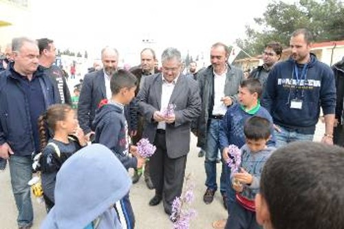 Τον Δ. Κουτσούμπα υποδέχτηκαν παιδιά προσφύγων που ζουν στο κέντρο υποδοχής