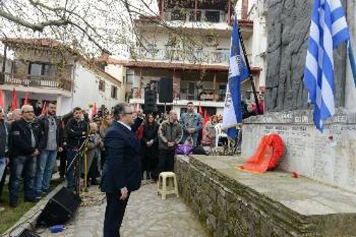 Από την κατάθεση στεφάνων στο μνημείο των πεσόντων αγωνιστών του ΕΑΜ, του ΕΛΑΣ, της ΕΠΟΝ και του ΔΣΕ