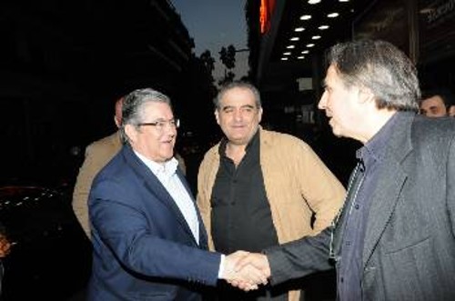 Ο Δ. Κουτσούμπας με τον σκηνοθέτη στην πρεμιέρα