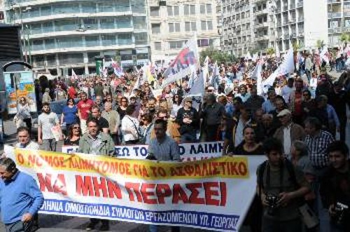 Στιγμιότυπο από την προχτεσινή συγκέντρωση του ΠΑΜΕ στο πλαίσιο της απεργίας στο Δημόσιο