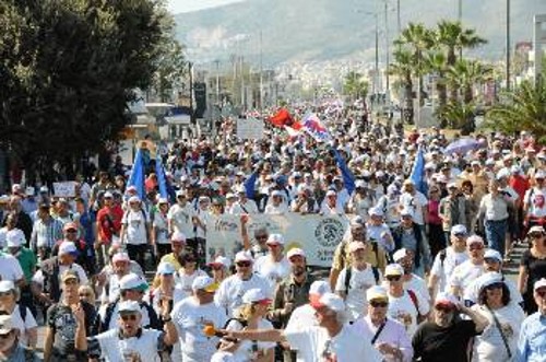 Η πορεία μπαίνει πλέον για τα καλά στην Αθήνα. Οταν η κεφαλή είχε φτάσει στην Σπύρου Πάτση το τέλος ήταν ακόμα πάνω στη γέφυρα στο ποτάμι