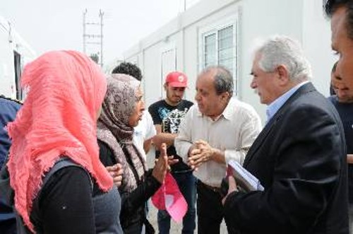 Ο Χρ. Κατσώτης συζητά με τους πρόσφυγες