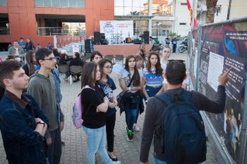 Από τις ξεναγήσεις στην έκθεση που ετοίμασαν οι μαθητές