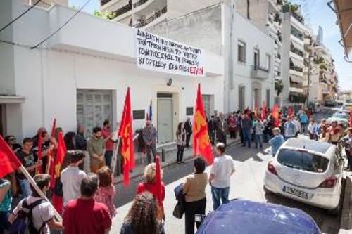 Από την ταράτσα του σημερινού σπιτιού της οδού Αγραίων 58 απλώθηκε πανό με το ιστορικό σύνθημα που κοσμούσε για χρόνια το «Κάστρο»