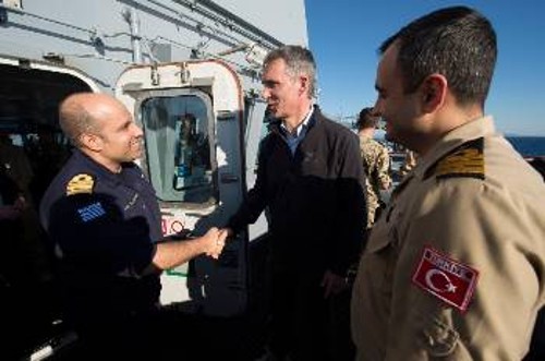 Ο γγ του ΝΑΤΟ, Γενς Στόλτενμπεργκ, σε γερμανικό πλοίο της ναυτικής δύναμης SNMG-2 στο Αιγαίο, με αξιωματικούς - συνδέσμους Ελλάδας - Τουρκίας. Το ΝΑΤΟ θεωρεί το Αιγαίο «ενιαίο επιχειρησιακό χώρο» και δεν αναγνωρίζει σύνορα