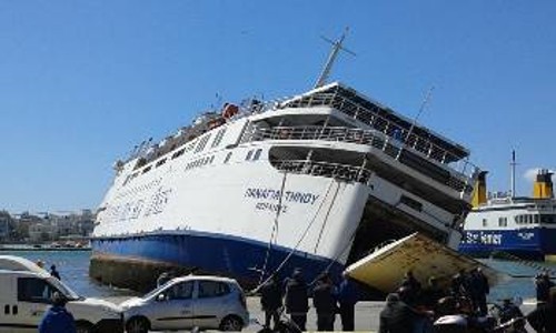 Το «Παναγιά Τήνου» μισοβυθισμένο στο λιμάνι του Πειραιά