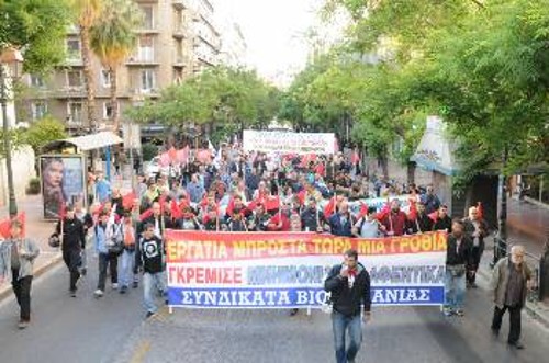 Η προσυγκέντρωση από την πλατεία Κάνιγγος κατευθύνεται προς το Σύνταγμα