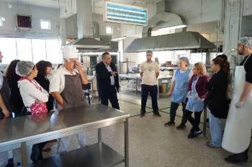 Ο Γ. Λαμπρούλης απευθυνόμενος στους εργαζόμενους της εστίασης στο νοσοκομείο