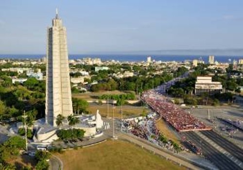 Το λαϊκό «ποτάμι» και πάλι στην Αβάνα και την πλατεία της Επανάστασης
