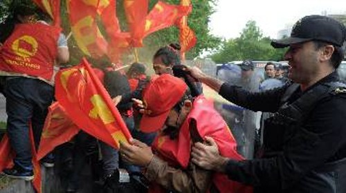 Η αστυνομία επιτέθηκε με σπρέι και αντλίες νερού στους διαδηλωτές εργάτες