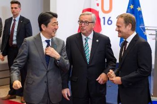 Ο Ιάπωνας πρωθυπουργός, Σ. Αμπε, με τον Ζ. Κ. Γιούνκερ και τον Ντ. Τουσκ