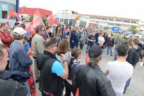 Από την περιφρούρηση της απεργίας στην «Ιριδα» το μεσημέρι της Παρασκευής