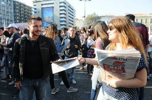 Από τη διακίνηση του «Ριζοσπάστη» στην απεργιακή συγκέντρωση του Σαββάτου