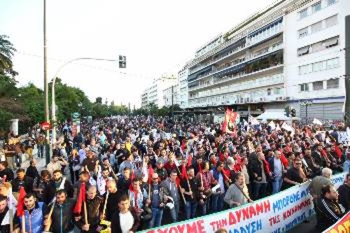 Δεύτερη μέρα της 48ωρης απεργίας. Η απεργιακή διαδήλωση στην Αμαλίας, στην πλευρά του κήπου