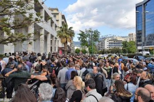 Με συγκέντρωση έξω από τη ΓΑΔΑ, σωματεία της Αττικής απαίτησαν την απελευθέρωση των 32 οικοδόμων