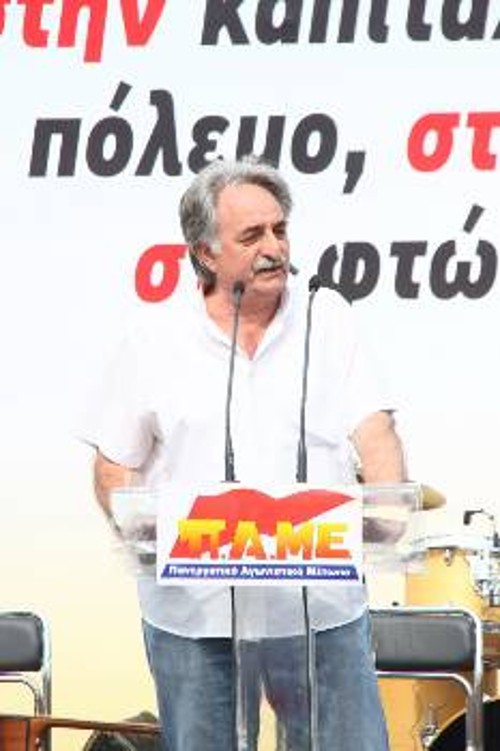 Ο Γιώργος Πέρρος, στο βήμα της Πρωτομαγιάτικης συγκέντρωσης του ΠΑΜΕ, που έγινε στις 8 Μάη στην Αθήνα