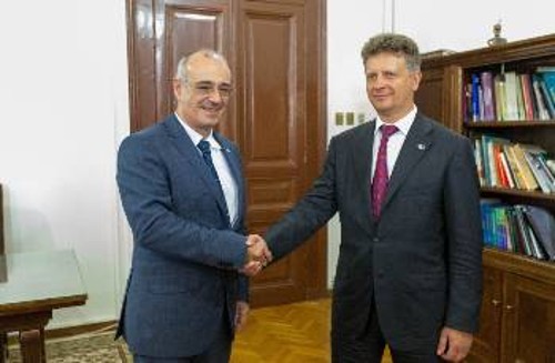 Σε ένταση βρίσκεται η δραστηριότητα του υφυπουργού Εξωτερικών, Δ. Μάρδα (εδώ με τον Ρώσο υπουργό Μεταφορών, Μ. Σοκόλοφ), για την προώθηση των συμφερόντων του κεφαλαίου
